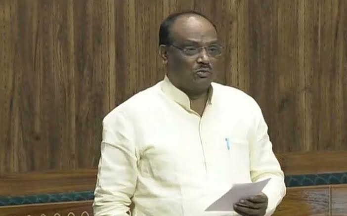 Durga Das Uikey, in a cream kurta, standing in the Lok Sabha and speaking from a sheet of paper